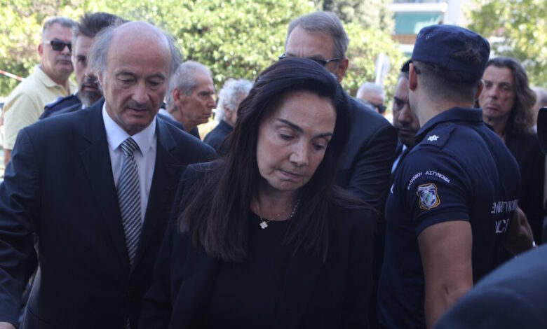 Λένα-Σαμαρά:-«Σε-μια-άδεια-εκκλησία-η-Γεωργία-Σαμαρά-έκλαψε-με-λυγμούς-πάνω-από-το-φέρετρο-της-κόρης-της»