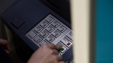 Αλλαγές-στα-atm:-Δωρεάν-από-σήμερα-οι-αναλήψεις-μετρητών-–-Πλαφόν-στις-χρεώσεις-από-μηχανήματα-τρίτων-παρόχων