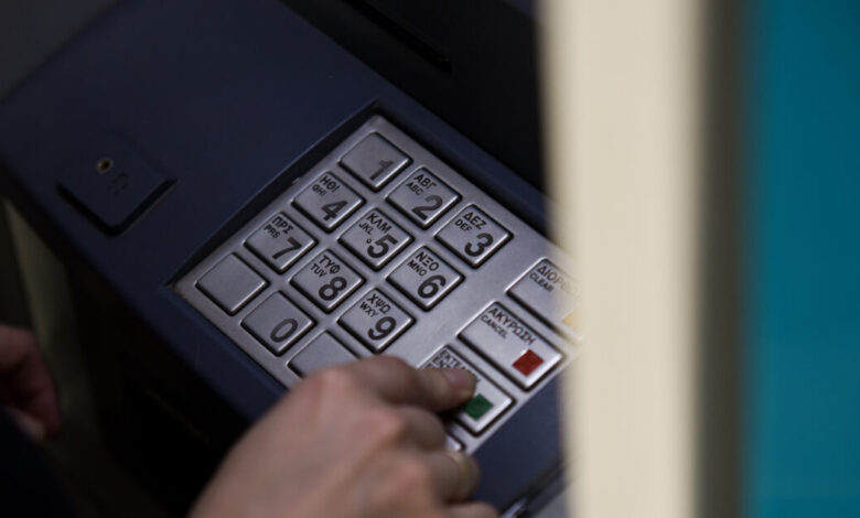 Αλλαγές-στα-atm:-Δωρεάν-από-σήμερα-οι-αναλήψεις-μετρητών-–-Πλαφόν-στις-χρεώσεις-από-μηχανήματα-τρίτων-παρόχων