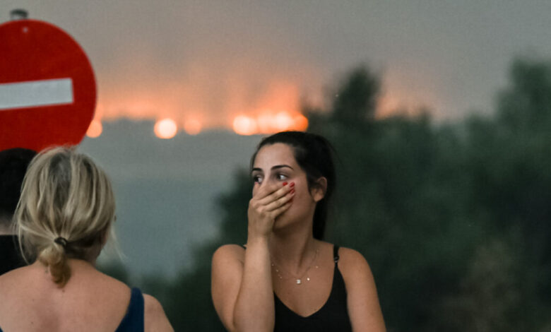 Φωτιές-σε-Αχαΐα,-Πρέβεζα,-Χίο-και-Ζάκυνθο:-Συνεχή-μηνύματα-του-112-για-εκκενώσεις-οικισμών
