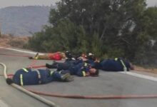 Φωτιά-στη-Χίο:-Συγκλονιστική-φωτογραφία-από-το-μέτωπο-–-Εξαντλημένοι-πυροσβέστες-κοιμούνται-στη-μέση-του-δρόμου
