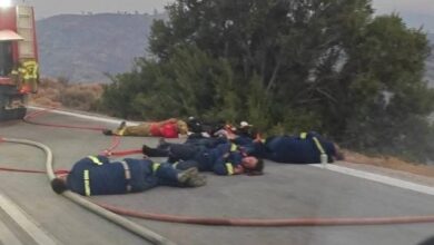 Φωτιά-στη-Χίο:-Συγκλονιστική-φωτογραφία-από-το-μέτωπο-–-Εξαντλημένοι-πυροσβέστες-κοιμούνται-στη-μέση-του-δρόμου