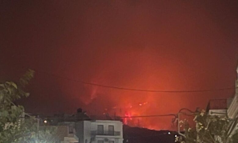Φωτιά-στην-Πάτρα:-Ολονύχτια-μάχη-για-να-μην-περάσουν-οι-φλόγες-στην-πόλη-–-Δυο-τα-πύρινα-μέτωπα,-φόβος-για-αναζωπυρώσεις