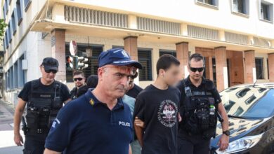 Φωτιά-στην-Πάτρα:-Προπηλάκισαν-τους-κατηγορούμενους-για-εμπρησμό-έξω-από-τα-δικαστήρια-–-«Κάψατε-όλη-την-πόλη»