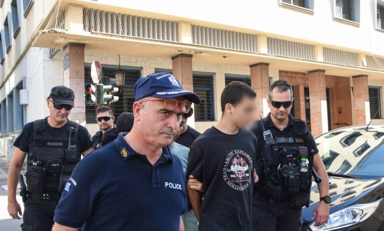 Φωτιά-στην-Πάτρα:-Προπηλάκισαν-τους-κατηγορούμενους-για-εμπρησμό-έξω-από-τα-δικαστήρια-–-«Κάψατε-όλη-την-πόλη»