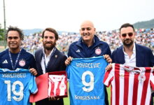 Νάπολι-–-Ολυμπιακός:-Καρεμπέ-και-Κοβάσεβιτς-πήραν-φανέλες-από-τους-παρτενοπέι-πριν-το-φιλικό