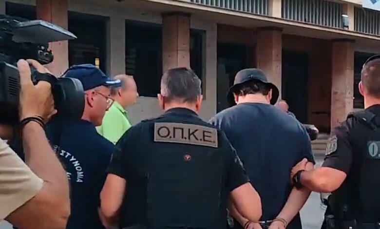 Πάτρα:-«Μπράβο-λεβέντη-μου»-φώναζαν-στον-25χρονο-που-κατηγορείται-για-τη-φωτιά-στην-περιοχή-του-γηροκομείου