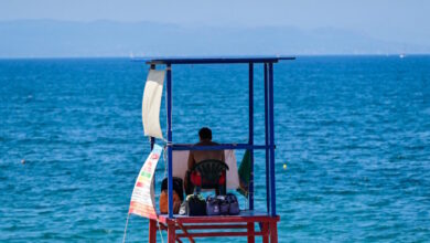 Χανιά:-Ναυαγοσώστης-εκτός-υπηρεσίας-έσωσε-πέντε-λουόμενους-–-Αγνόησαν-την-κόκκινη-σημαία-στην-παραλία