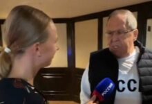 Συνάντηση-Τραμπ-–-Πούτιν-στην-Αλάσκα:-Η-νοσταλγική-σοβιετική-πινελιά-στο-φούτερ-«ΕΣΣΔ»-του-Λαβρόφ