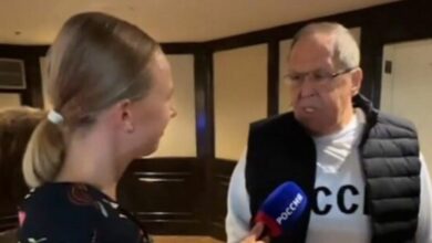 Συνάντηση-Τραμπ-–-Πούτιν-στην-Αλάσκα:-Η-νοσταλγική-σοβιετική-πινελιά-στο-φούτερ-«ΕΣΣΔ»-του-Λαβρόφ