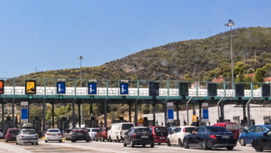 Επιστρέφουν-σταδιακά-οι-αδειούχοι-του-Αυγούστου:-Κίνηση-στα-Μέγαρα-και-στα-διόδια-Ελευσίνας-στο-ρεύμα-προς-Αθήνα