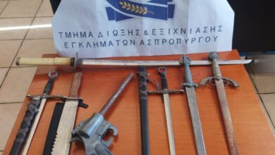Πιστόλι,-κατάνα-και-ξιφίδια-βρέθηκαν-σε-σπίτι-25χρονης-στον-Ασπρόπυργο