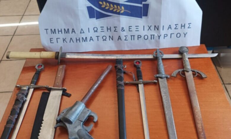 Πιστόλι,-κατάνα-και-ξιφίδια-βρέθηκαν-σε-σπίτι-25χρονης-στον-Ασπρόπυργο