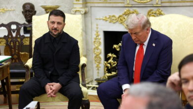 Με-μαύρο-σακάκι-ο-Ζελένσκι-στον-Λευκό-Οίκο-–-«Είστε-υπέροχος-με-αυτό-το-κουστούμι»-είπε-ο-Τραμπ