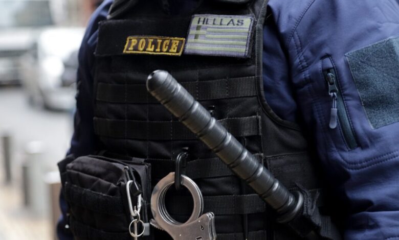 Μεγάλη-επιχείρηση-του-ελληνικού-fbi-σε-νησιά-για-ναρκωτικά-και-εκβιασμούς-–-Τρεις-συλλήψεις-στην-Κεφαλονιά