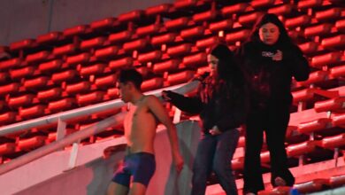 Στο-χειρουργείο-ο-οπαδός-που-έπεσε-από-την-εξέδρα-στο-Ιντεπεντιέντε-–-Ουνιβερσιδάδ,-προσπαθώντας-να-αποφύγει-τους-χούλιγκανς