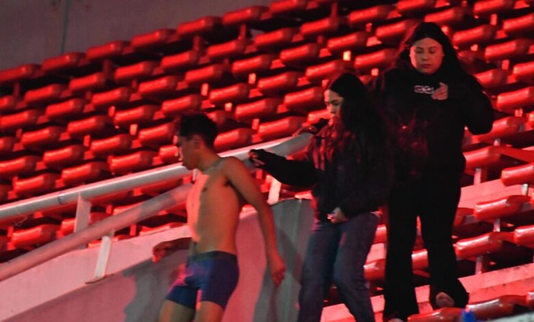 Στο-χειρουργείο-ο-οπαδός-που-έπεσε-από-την-εξέδρα-στο-Ιντεπεντιέντε-–-Ουνιβερσιδάδ,-προσπαθώντας-να-αποφύγει-τους-χούλιγκανς