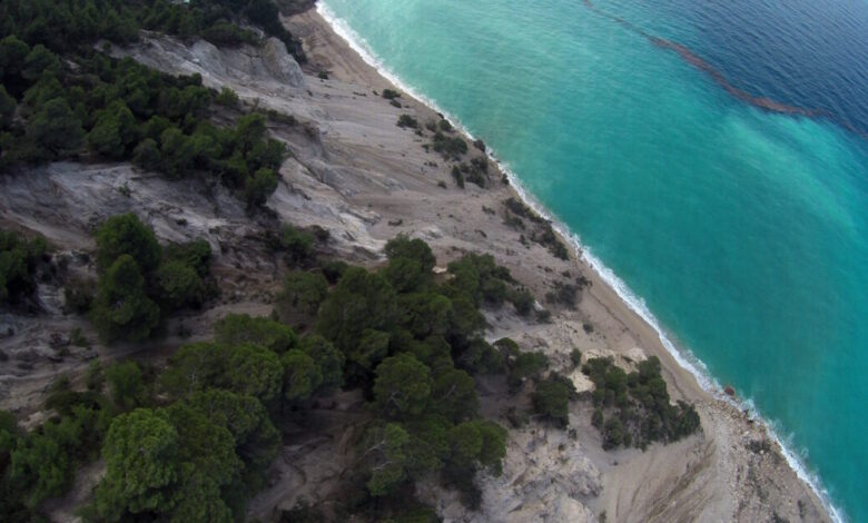 Λευκάδα:-Ζητάνε-εισιτήριο-10-ευρώ-σε-δημόσια-παραλία-–-Τι-καταγγέλλουν-κάτοικοι-και-τουρίστες