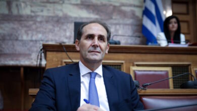 Απόστολος-Βεσυρόπουλος:-Συγκινεί-ο-Τρύφων-Αλεξιάδης-–-«Όταν-αισθάνθηκα-αδιαθεσία-στη-Βουλή-μου-τηλεφωνούσε-να-δει-πώς-είμαι»