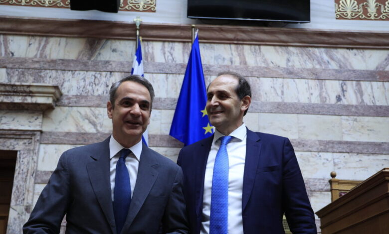 Ο-Κυριάκος-Μητσοτάκης-αποχαιρετά-τον-Απόστολο-Βεσυρόπουλο:-«Αφοσιωμένος-στο-καθήκον-και-αγαπητός-συνεργάτης»