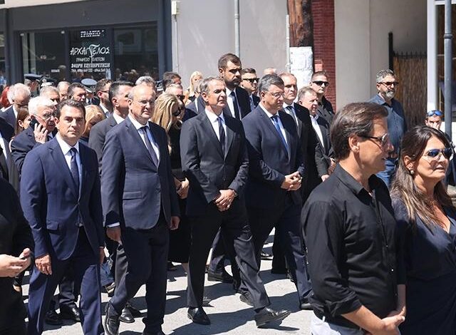 Ο-Κώστας-Σκρέκας-τίμησε-τον-Απόστολο-Βεσυρόπουλο