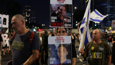 Ισραήλ:-Οικογένειες-ομήρων-διαδηλώνουν-έξω-από-τα-σπίτια-υπουργών-ζητώντας-εκεχειρία-στη-Γάζα