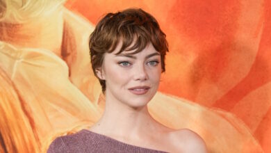 Η-emma-stone-με-ξυρισμένο-κεφάλι-στην-καθηλωτική-αφίσα-για-τη-νέα-ταινία-του-Γιώργου-Λάνθιμου