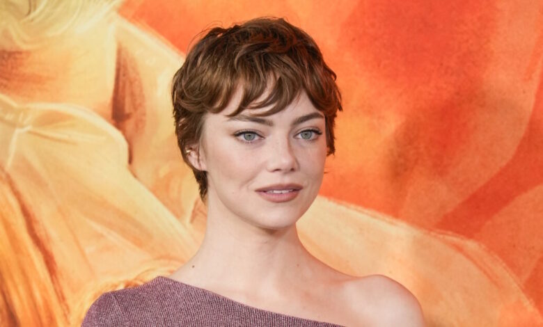 Η-emma-stone-με-ξυρισμένο-κεφάλι-στην-καθηλωτική-αφίσα-για-τη-νέα-ταινία-του-Γιώργου-Λάνθιμου