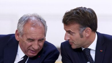 Η-Γαλλία-στο-χείλος-του-χάους:-Ο-Μπαϊρού-ρισκάρει,-το-κίνημα-«Μπλοκάρουμε-τα-Πάντα»-φουντώνει,-η-Λε-Πεν-καραδοκεί-και-ο-Μακρόν-αγωνιά