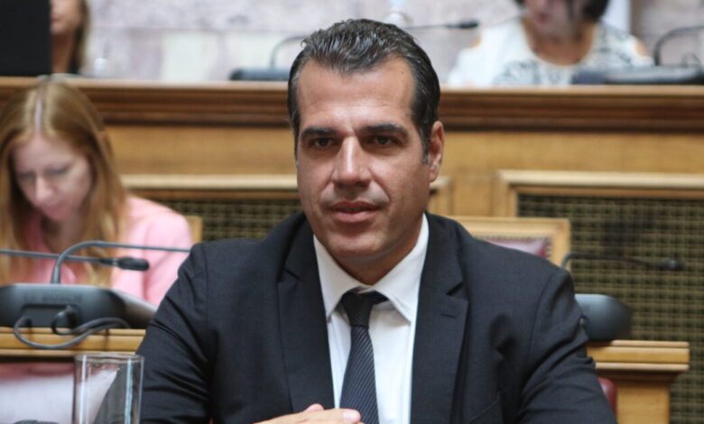 Θάνος-Πλεύρης:-«Μειώθηκαν-80%-τον-Αύγουστο-οι-παράνομες-είσοδοι-–-Έχουμε-ξεπεράσει-τις-1.000-απελάσεις»