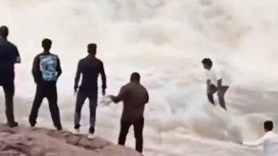 Ινδία:-Η-σοκαριστική-στιγμή-που-καταρράκτης-«καταπίνει»-youtuber-–-Μπήκε-για-να-ποζάρει-για-βίντεο