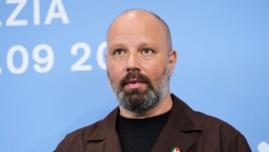 Ο-Γιώργος-Λάνθιμος-εμφανίστηκε-με-καρφίτσα-με-σημαία-της-Παλαιστίνης-στο-Φεστιβάλ-της-Βενετίας
