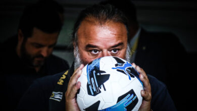 Ο-Μάριος-Ηλιόπουλος-κατέβηκε-στο-γήπεδο-και-πήρε-την-μπάλα-του-αγώνα-ΑΕΚ-–-Άντερλεχτ