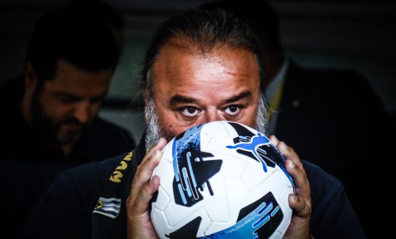 Ο-Μάριος-Ηλιόπουλος-κατέβηκε-στο-γήπεδο-και-πήρε-την-μπάλα-του-αγώνα-ΑΕΚ-–-Άντερλεχτ