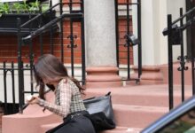 Αν-Χάθαγουεϊ:-Βίντεο-με-την-πτώση-της-ηθοποιού-σε-σκάλα,-στα-γυρίσματα-της-ταινίας-«Ο-Διάβολος-φοράει-prada-2»
