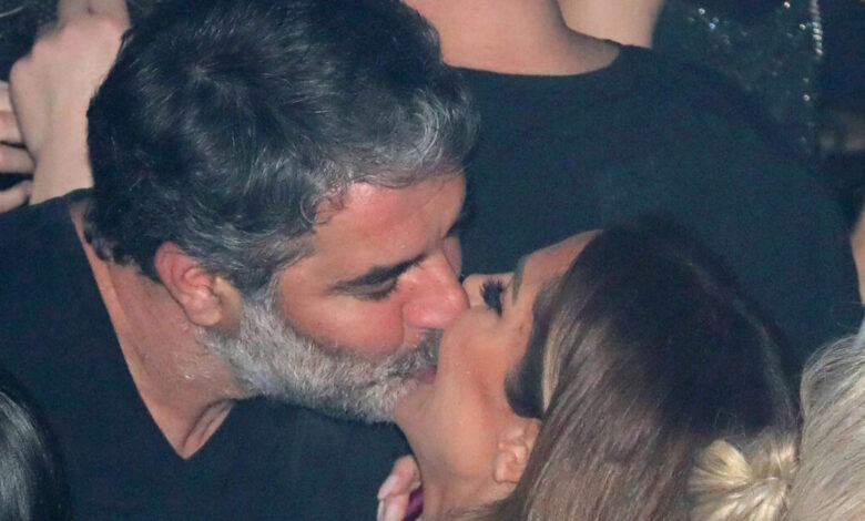 Δέσποινα-Βανδή-–-Βασίλης-Μπισμπίκης:-Το-φιλί-στο-στόμα-σε-συναυλία-της-τραγουδίστρας-στον-Πειραιά