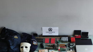 Ταύρος:-Συνελήφθη-38χρονος-για-ενδοοικογενειακή-βία-–-Κατασχέθηκαν-πάνω-από-8.000-ευρώ,-κροτίδες-και-ένα-σπαθί