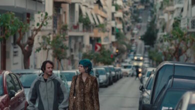 «how-to-shoot-a-ghost»:-Πρεμιέρα-στη-Βενετία-η-νέα-ταινία-του-Τσάρλι-Κάουφμαν-με-φόντο-την-Αθήνα