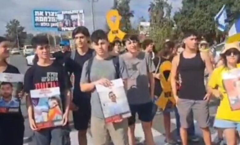 Ισραήλ:-«Μπλόκο»-στην-έναρξη-της-νέας-σχολικής-χρονιάς-από-εκατοντάδες-μαθητές-–-Στους-δρόμους-για-ομήρους-και-ειρηνευτική-συμφωνία