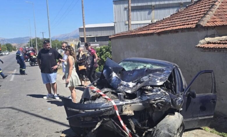 Λάρισα:-Σοβαρό-τροχαίο-με-τέσσερις-τραυματίες-μεταξύ-των-οποίων-και-δύο-παιδιά