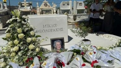 Μίκης-Θεοδωράκης:-Συγκινημένη-η-εγγονή-του-στο-ετήσιο-μνημόσυνο-του-σπουδαίου-συνθέτη-–-«Ο-παππούς-είναι-ο-ήλιος-μας,-είναι-πάντα-εδώ-μαζί-μας»