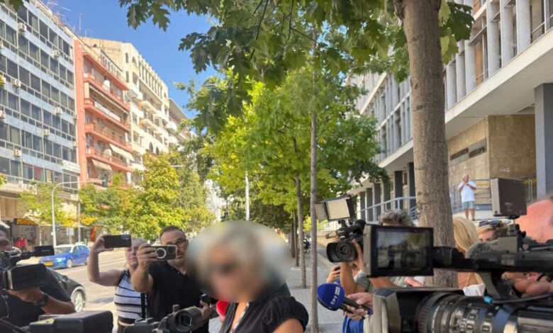 Θέρμη:-Ελεύθερη-με-περιοριστικούς-όρους-η-45χρονη-οδηγός-της-porsche-στο-τροχαίο-με-2-τραυματίες