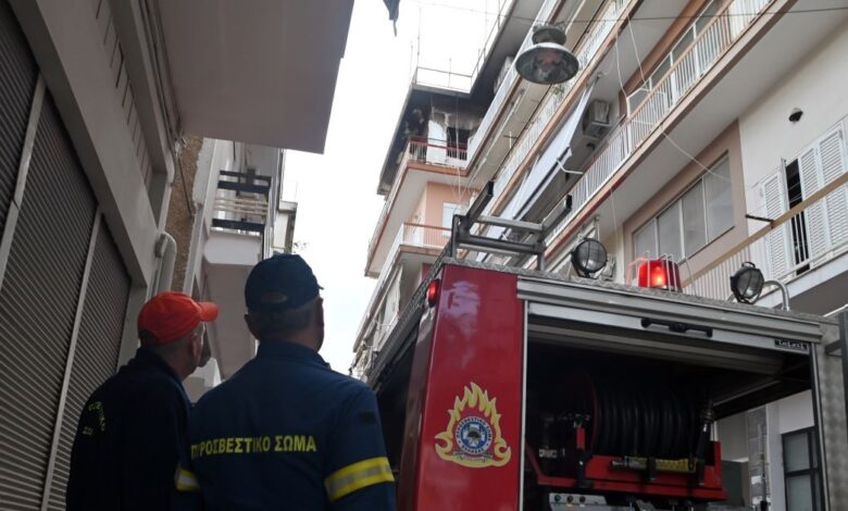 Φωτιά-σε-διαμέρισμα-στον-Πειραιά-–-Απεγκλωβίστηκαν-3-ένοικοι