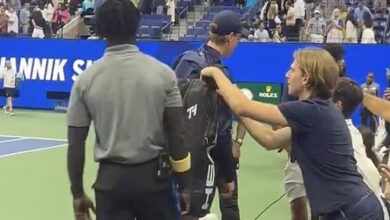 Σοκαριστική-στιγμή-στο-us-open:-Θρασύς-θεατής-πιάστηκε-στα-πράσα-να-κλέβει-την-τσάντα-του-jannik-sinner