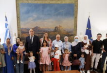 Ο-Νικήτας-Κακλαμάνης-στα-παιδιά-της-Παλαιστίνης-στη-Βουλή:-«Για-όσο-βρίσκεστε-στην-Ελλάδα-είστε-τα-παιδιά-μας»