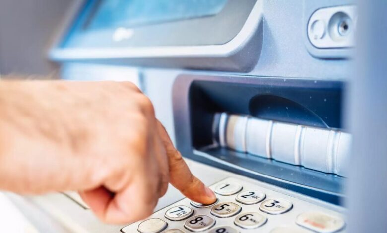 Λαμία:-Κουκουλοφόροι-κρατούσαν-όμηρο-30χρονο-–-Τον-απειλούσαν-με-όπλο-επί-6-ώρες-να-σηκώσει-τα-λεφτά-του-από-το-ΑΤΜ