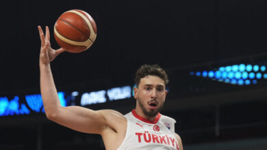 eurobasket-2025:-Η-αποθέωση-στον-Άλπερεν-Σένγκουν-–-«Όχι-baby-jokic,-να-τον-λέτε-daddy-sengun»