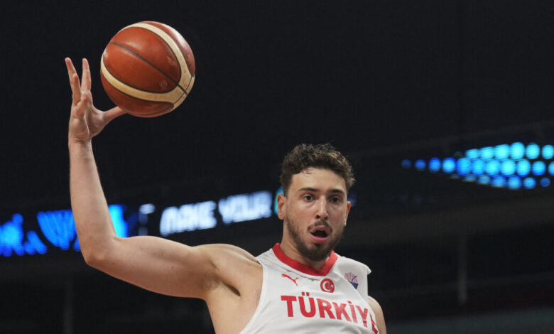 eurobasket-2025:-Η-αποθέωση-στον-Άλπερεν-Σένγκουν-–-«Όχι-baby-jokic,-να-τον-λέτε-daddy-sengun»