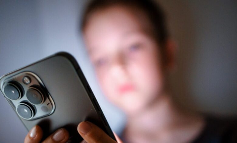 Ανάλυση-the-economist:-Γιατί-τα-smartphones-πρέπει-να-απαγορευτούν-από-τα-σχολεία