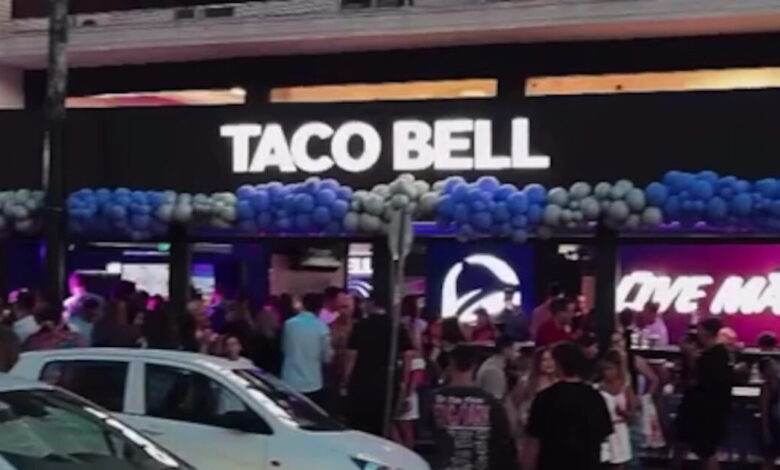 Τα-taco-bell-επέστρεψαν-στην-Ελλάδα-μετά-από-13-χρόνια:-Ουρές-300-μέτρων-για-τα-εγκαίνια-του-νέου-καταστήματος-στο-Χαλάνδρι
